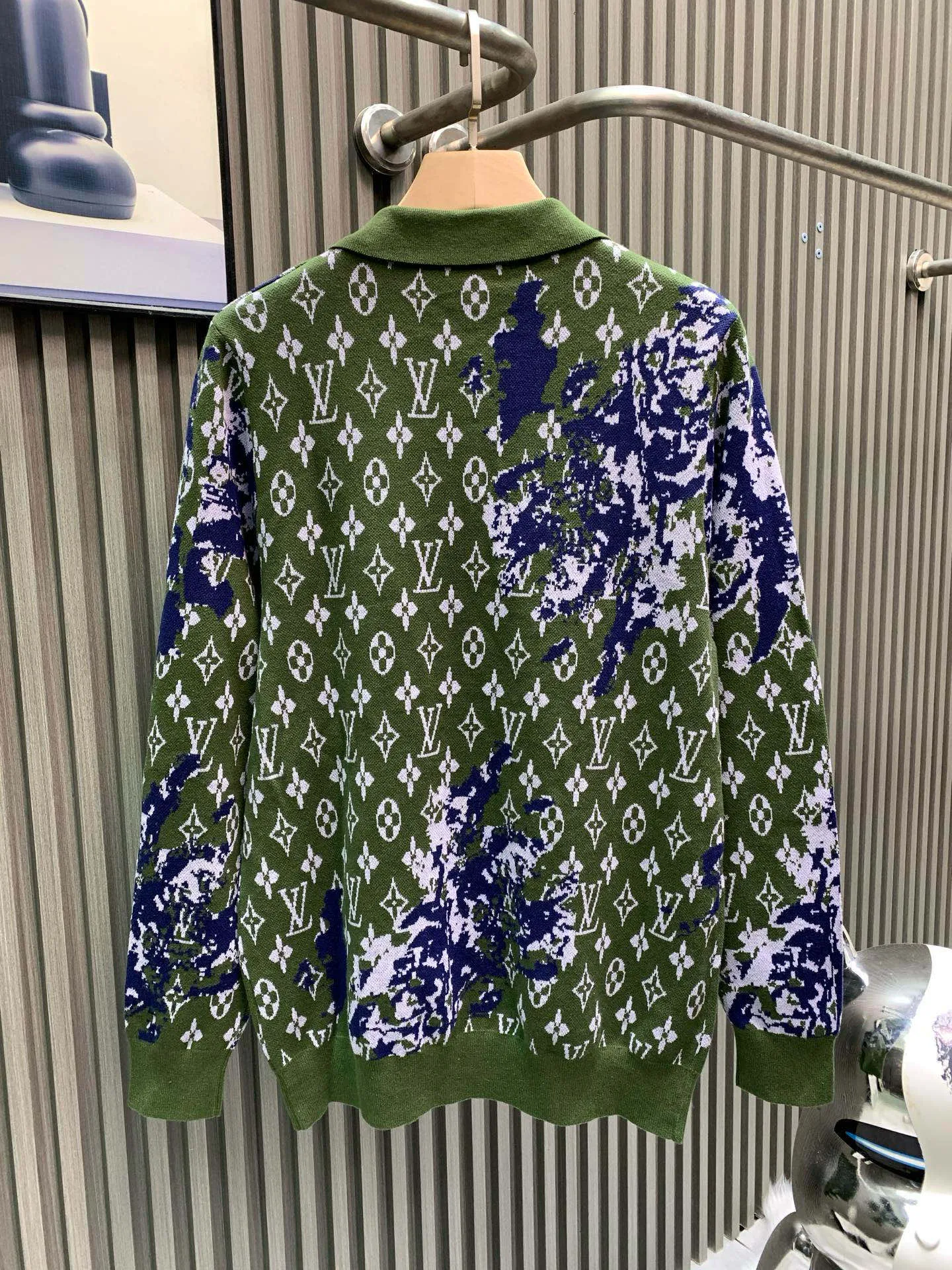 🅿️410 🀄️ Louis Vuitton Louis Vuitton 25* letter pullover long-sleeved Polo collar sweater. Irregular blue embroidery on the chest and back highlights the layering of the entire dress. 🔥Freshly released. The green jacquard texture interprets the full Rainbow Monogram pattern. The effect is like a gradient color painted with colored pencils. The effect creates a vintage look. Made of 100% cotton. New multi-color double-layer jacquard technology. The jacquard yarn on the back and the contrast-dyed jacquard denim create a jacquard effect combined with an old-fashioned effect. It has a strong texture and a nostalgic atmosphere.